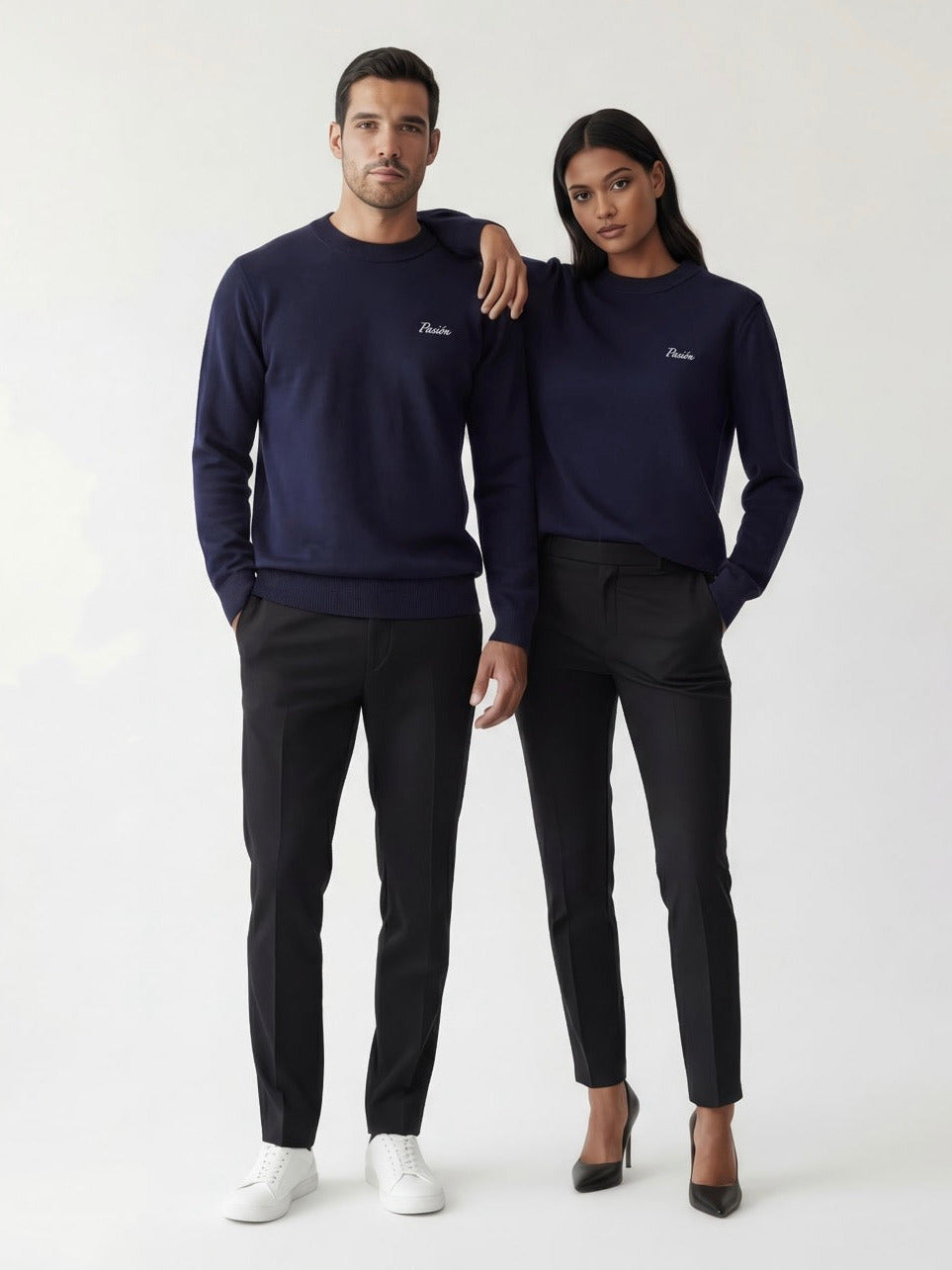 Pasión Notte Sweater in Navy, getragen von Mann und Frau