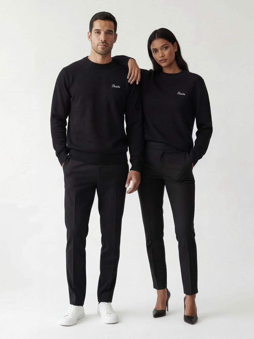 Pasión Onice Sweater in Schwarz, getragen von Mann und Frau